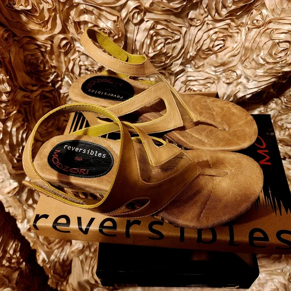 Reversible Yellow and Black Sandals - Picture 3 of 8